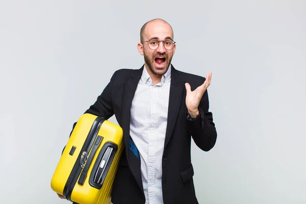 Jovem Careca Sentindo Feliz Animado Surpreso Chocado Sorrindo Surpreso Com — Fotografia de Stock