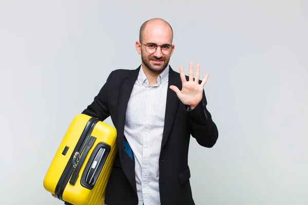 Jovem Careca Sorrindo Olhando Amigável Mostrando Número Cinco Quinto Com — Fotografia de Stock