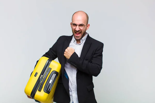 Joven Calvo Sintiéndose Feliz Positivo Exitoso Motivado Cuando Enfrenta Desafío — Foto de Stock