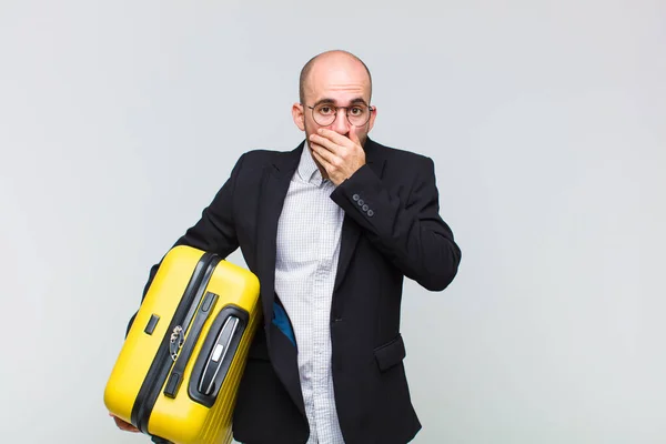 Jonge Kale Man Bedekken Mond Met Handen Met Een Geschokte — Stockfoto