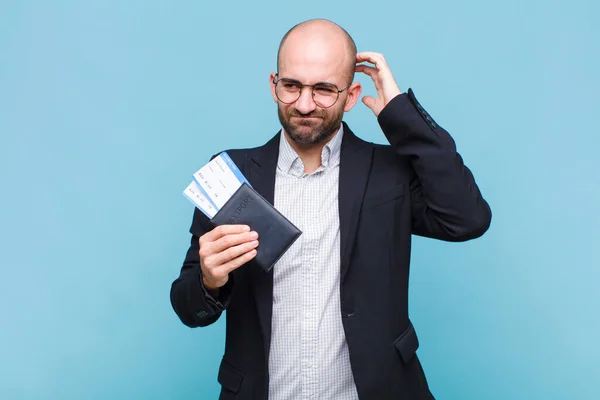 Jonge Kale Man Die Zich Verward Verward Voelt Hoofd Krabt — Stockfoto