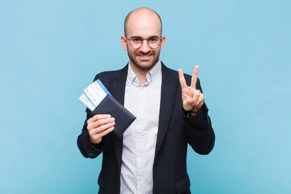 Jovem Careca Sorrindo Olhando Feliz Despreocupado Positivo Gesticulando Vitória Paz — Fotografia de Stock