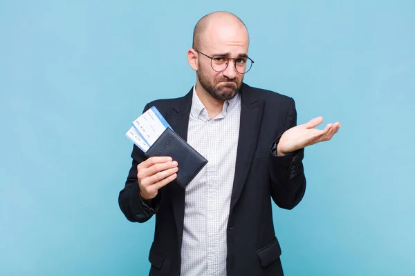 Jonge Kale Man Die Zich Verward Verward Voelt Twijfelt Weegt — Stockfoto