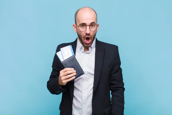 Jonge Kale Man Kijkt Zeer Geschokt Verrast Staren Met Open — Stockfoto