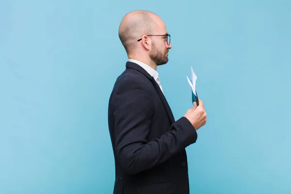 Young Bald Man Profile View Looking Copy Space Ahead Thinking — Stock Photo, Image