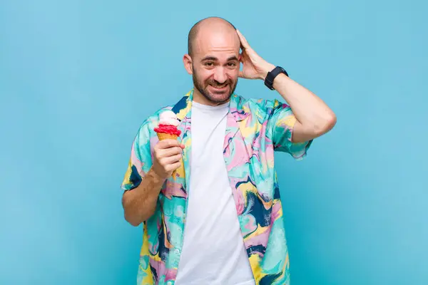 Jovem Careca Sentindo Estressado Preocupado Ansioso Assustado Com Mãos Cabeça — Fotografia de Stock