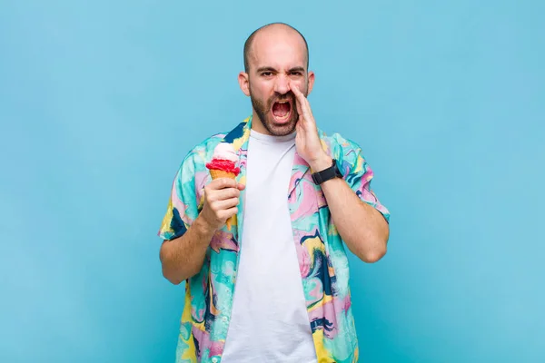 Jovem Careca Sentindo Feliz Animado Positivo Dando Grande Grito Com — Fotografia de Stock