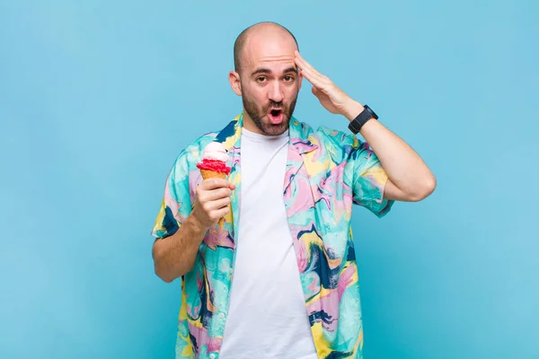 Jovem Careca Olhando Feliz Surpreso Surpreso Sorrindo Percebendo Incrível Incrível — Fotografia de Stock