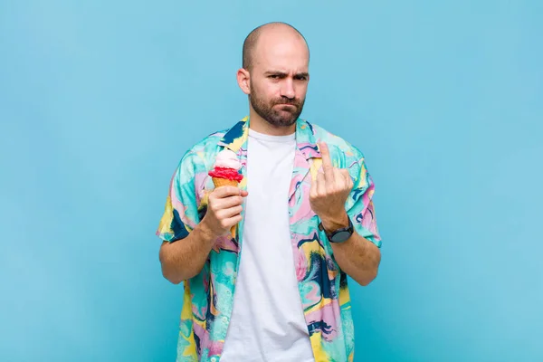 Jovem Careca Sentindo Raiva Irritado Rebelde Agressivo Lançando Dedo Meio — Fotografia de Stock