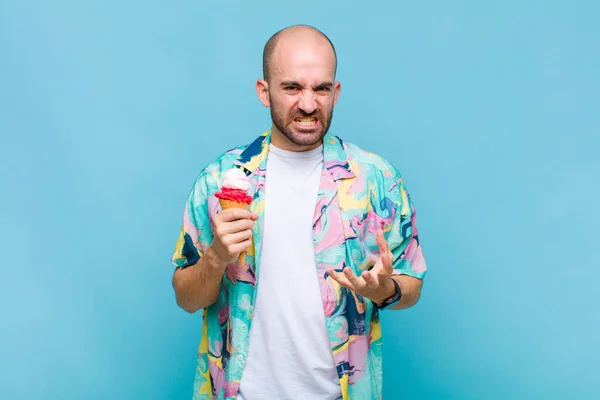 Jovem Careca Olhando Com Raiva Irritado Frustrado Gritando Wtf Que — Fotografia de Stock