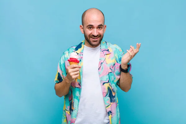 Jovem Careca Sentindo Feliz Surpreso Alegre Sorrindo Com Atitude Positiva — Fotografia de Stock