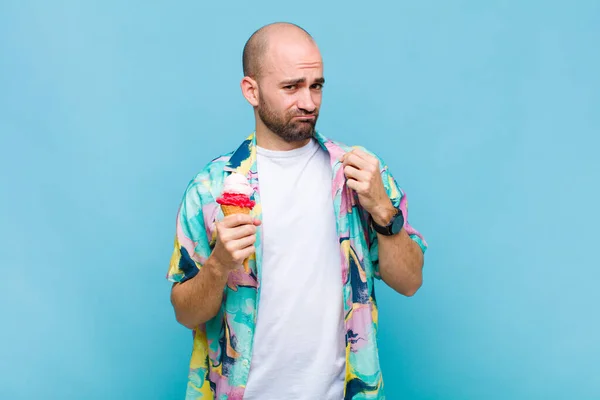 Jovem Careca Olhando Arrogante Bem Sucedido Positivo Orgulhoso Apontando Para — Fotografia de Stock