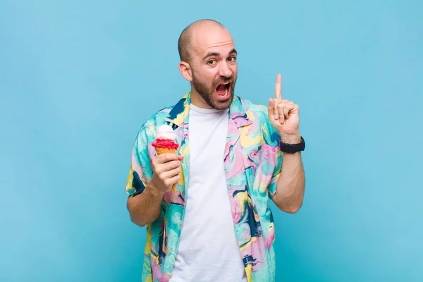 Jovem Careca Sentindo Como Gênio Feliz Animado Depois Perceber Uma — Fotografia de Stock