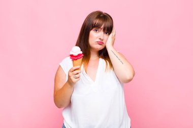 Artı cüsseli bir kadın sıkılmış, hayal kırıklığına uğramış ve uykulu. Yorucu, sıkıcı ve can sıkıcı bir işten sonra, el ele tutuşarak.