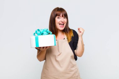 Artı boyut olarak kadın şok olmuş, heyecanlı ve mutlu, gülüyor ve başarıyı kutluyor, vay canına diyor.!