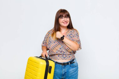 Artı cüsseli bir kadın mutlu, pozitif ve başarılı hissediyor, meydan okumayla karşılaştığında motive oluyor veya iyi sonuçları kutluyor.