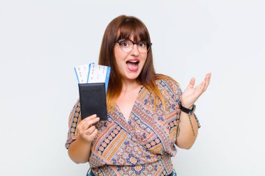 Ayrıca boyunda bir kadın mutlu, heyecanlı, şaşırmış ya da şaşırmış hissediyor. İnanılmaz bir şeye gülümsüyor ve hayrete düşüyor.