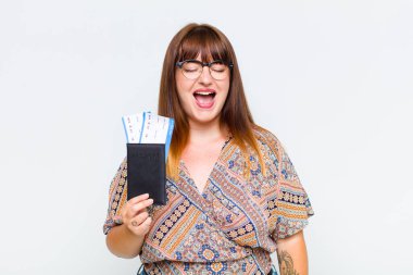 Ayrıca iri yarı bir kadın agresif bir şekilde bağırıyor. Kızgın, sinirli ya da sinirli görünüyor.