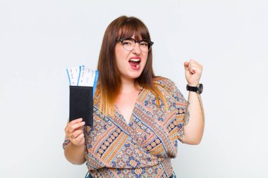 Ayrıca iri yarı bir kadın öfkeli bir ifadeyle ya da yumruklarıyla başarıyı kutlarken agresif bir şekilde bağırıyor.