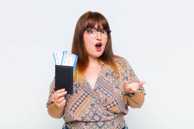 Ayrıca boyunda bir kadın aşırı derecede şaşırmış, şaşırmış, endişeli ve paniklemiş, stresli ve dehşete kapılmış görünüyor.