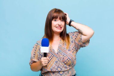 Artı cüsseli bir kadın stresli, endişeli, endişeli ya da korkmuş, elleri başının üstünde, hatayla panikliyor.