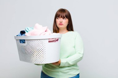 Artı cüsseli bir kadın üzgün, üzgün ya da kızgın ve olumsuz bir tavır takınıyor, anlaşmazlık içinde kaşlarını çatıyor.