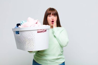 Ayrıca cüsseli bir kadın şok olmuş ve korkmuş hissediyor, ağzı açık ve elleri yanaklarında korkmuş görünüyor.