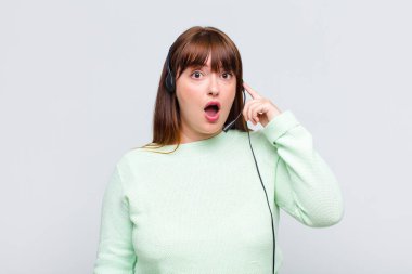 Artı cüsseli kadın şaşırmış, ağzı açık, şok olmuş, yeni bir düşünce, fikir ya da konsept keşfediyor.