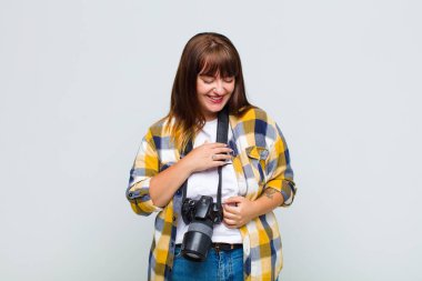 Artı cüsseli bir kadın komik bir şakaya yüksek sesle gülüyor, mutlu ve neşeli hissediyor, eğleniyor.