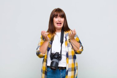 Artı cüsseli bir kadın umutsuz ve hayal kırıklığına uğramış görünüyor, stresli, mutsuz ve sinirli, bağırıyor ve çığlık atıyor.