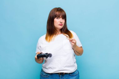 Artı cüsseli bir kadın kibirli, başarılı, pozitif ve gururlu görünüyor.