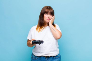 Artı cüsseli bir kadın sıkılmış, hayal kırıklığına uğramış ve uykulu. Yorucu, sıkıcı ve can sıkıcı bir işten sonra, el ele tutuşarak.