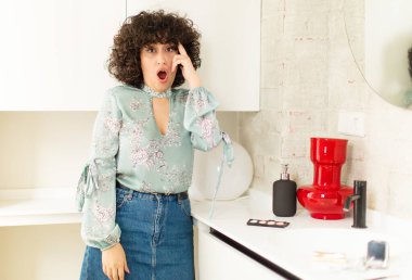 Genç, güzel bir kadın şaşırmış, ağzı açık, şok olmuş, yeni bir düşünce, fikir ya da konsept keşfediyor.