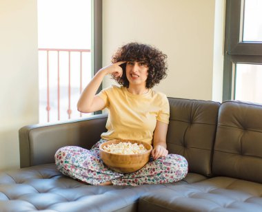 Genç, güzel bir kadın kafası karışık ve şaşkın hissediyor. Deli, deli ya da aklını kaçırmış olduğunu gösteriyor.