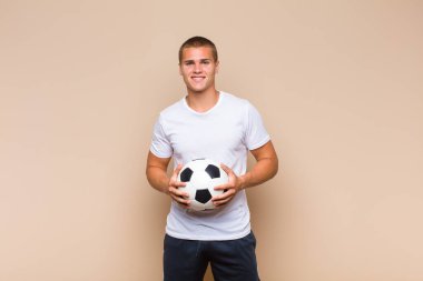 Genç sarışın adam komik bir şakaya yüksek sesle gülüyor, mutlu ve neşeli hissediyor, eğleniyor.