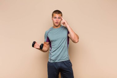 Genç sarışın adam şaşırmış, ağzı açık, şok olmuş, yeni bir düşünce, fikir ya da konsept keşfediyor.