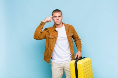 Genç sarışın adam şaşkın ve şaşkın hissediyor. Deli, deli ya da aklını kaçırmış olduğunu gösteriyor.