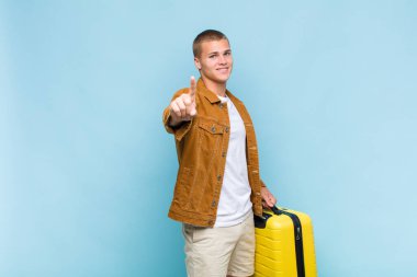 Genç sarışın adam gururla ve kendinden emin bir şekilde gülümsüyor. Bir numaralı pozunu başarıyla veriyor. Kendini lider gibi hissediyor.