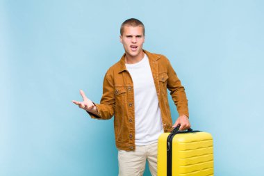 Genç sarışın adam sinirli, sinirli ve hayal kırıklığına uğramış görünüyor. Senin neyin var? 