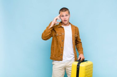 Genç sarışın adam şaşırmış, ağzı açık, şok olmuş, yeni bir düşünce, fikir ya da konsept keşfediyor.