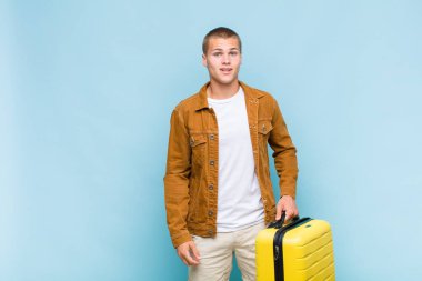 Genç sarışın adam mutlu ve hoş bir şekilde şaşırmış görünüyor. Büyülenmiş ve şok olmuş bir ifadeyle heyecanlanıyor.