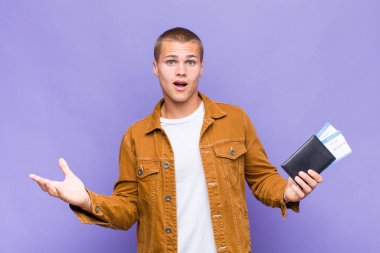 Genç, sarışın, ağzı açık ve şaşkın, şok olmuş ve hayrete düşmüş bir adam.