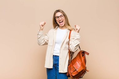 Sarışın, güzel bir kadın şoke olmuş, heyecanlı ve mutlu, gülüyor ve başarıyı kutluyor.!