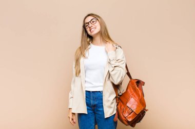 Sarışın, güzel bir kadın stresli, endişeli, yorgun ve hayal kırıklığına uğramış, gömleğini çekiştirmiş, sıkıntılı görünüyor.