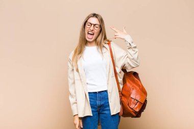 Sarışın, güzel bir kadın mutsuz ve stresli görünüyor, intihar jesti elle silah işareti yapıyor, kafasını işaret ediyor.