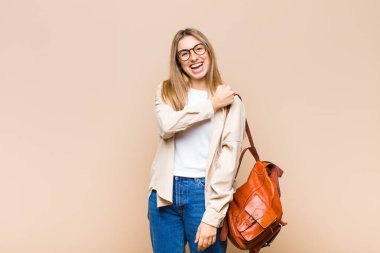 Sarışın, güzel bir kadın mutlu, pozitif ve başarılı hissediyor, meydan okumayla karşılaştığında motive oluyor ya da iyi sonuçları kutluyor.