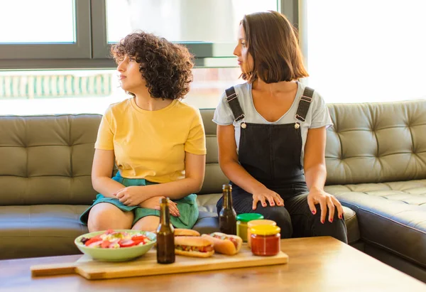 Jonge Mooie Vrouw Profiel Uitzicht Zoek Naar Ruimte Kopiëren Vooruit — Stockfoto