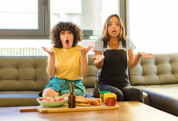 Jonge Mooie Vrouw Voelt Zich Zeer Geschokt Verrast Angstig Paniekerig — Stockfoto