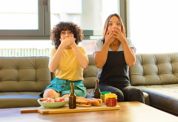 Jong Mooi Vrouw Bedekken Mond Met Handen Met Een Geschokt — Stockfoto