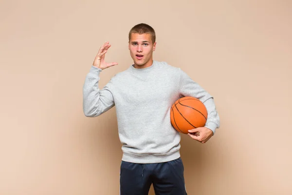 Joven Hombre Rubio Gritando Con Las Manos Alto Sintiéndose Furioso — Foto de Stock